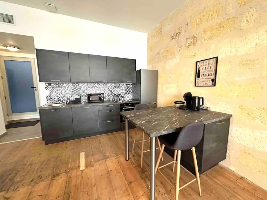 Apartment 2 - Hypercentre - Free Parking - Clim - Wifi - Netflix *